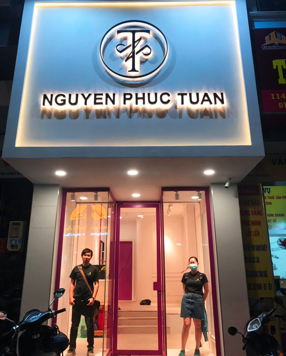 Bảng hiệu Nguyễn Phúc Tân